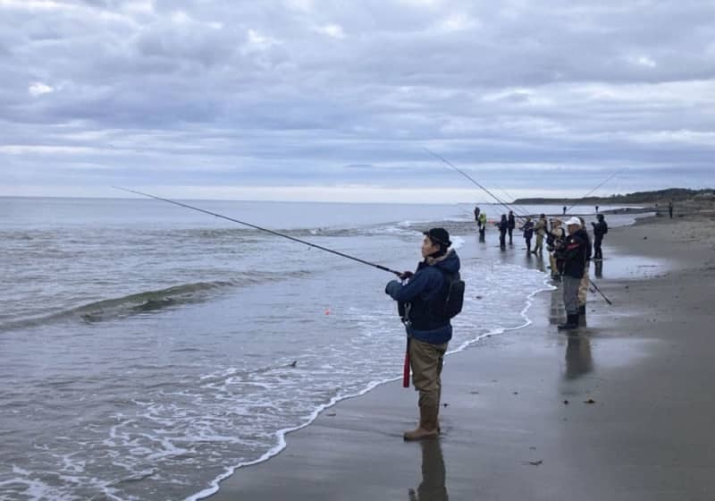 フーレップ川河口海岸に並ぶ釣り人たち