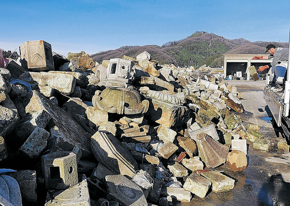 山積みになっている災害ごみ＝高岡市長慶寺のストックヤード
