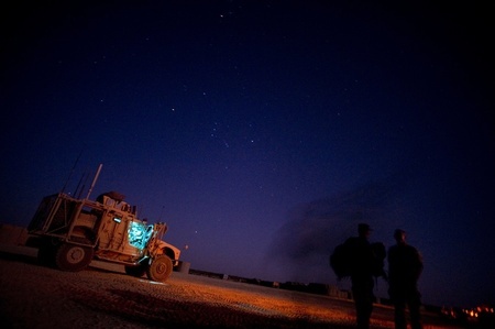 アフガニスタン駐留米軍のクシャモンド前進作戦基地上空に見えるオリオン座（2011年9月11日撮影）。