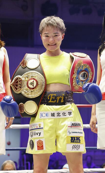 黒木優子に判定勝ちし、2団体統一王者となった松田恵里＝後楽園ホール