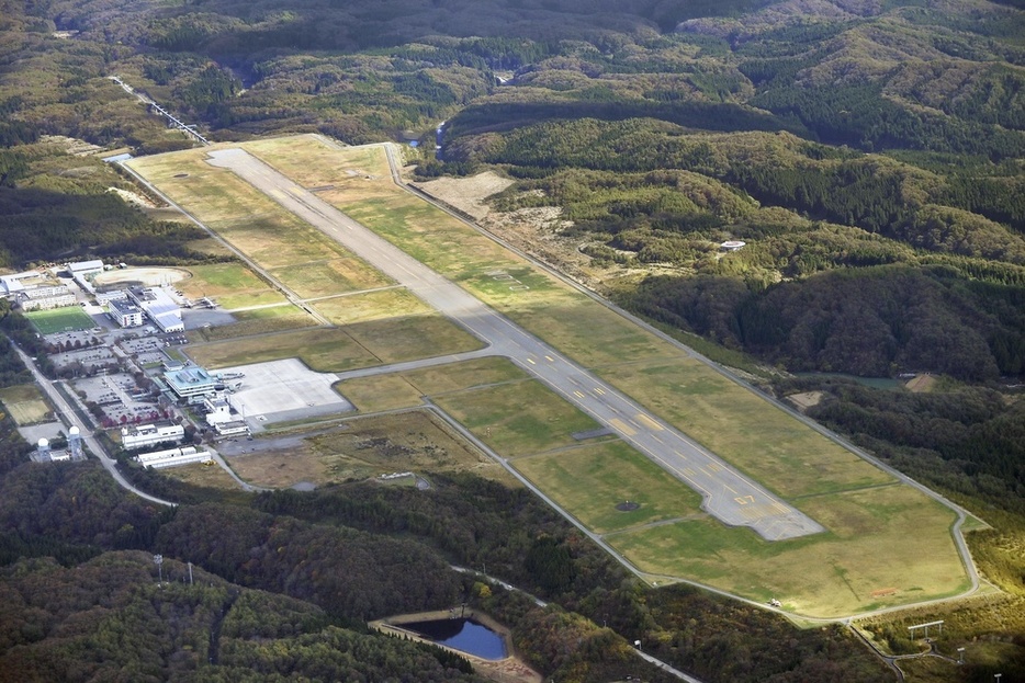 能登空港＝2021年11月6日（共同通信社ヘリから）