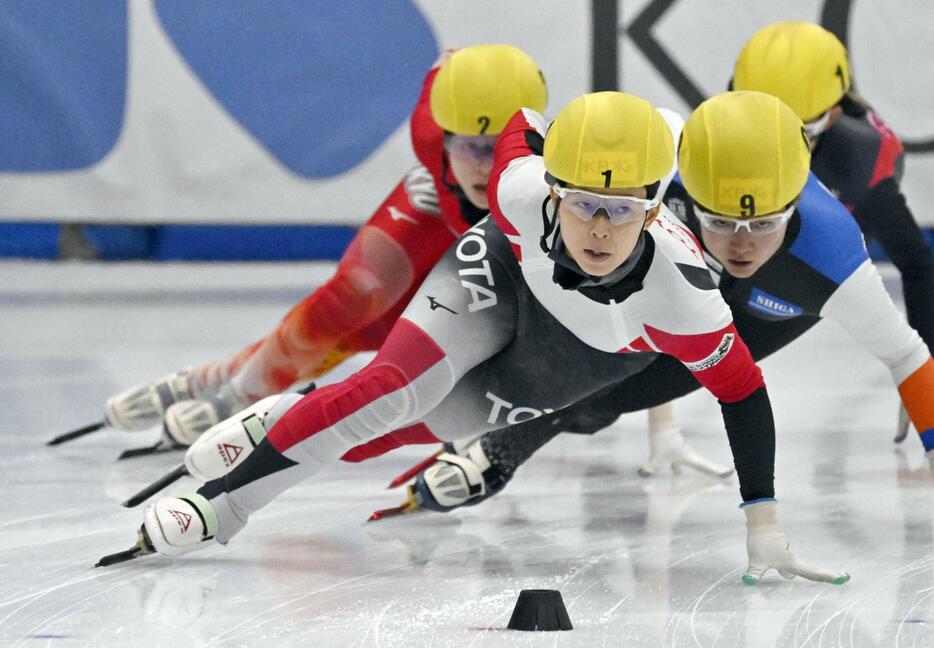 女子1000メートルで優勝した平井亜実（手前）＝帝産アイススケートトレーニングセンター