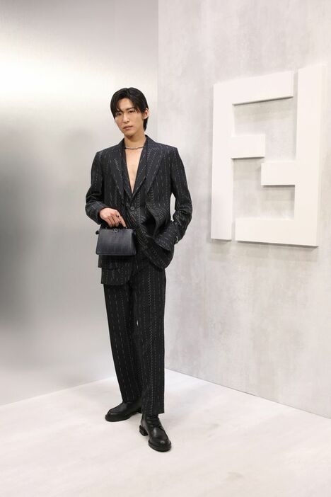 仮縫いのステッチデザインが特徴のセットアップとジレを着用した目黒さん （C）FENDI