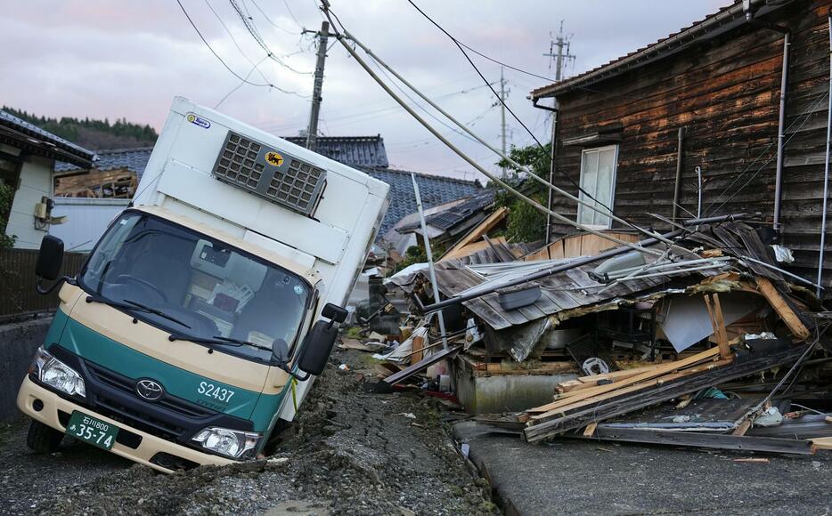 地震による大きな被害を受けた石川県輪島市の住宅地。トラックが道路に埋もれていた＝5日午前7時9分