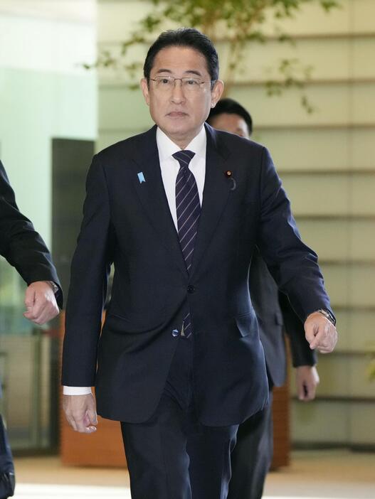 首相官邸に入る岸田首相＝22日午前