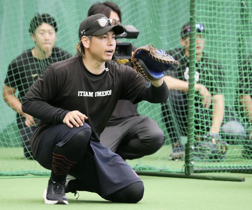 自主トレで汗を流す阪神・梅野＝沖縄県宜野座村