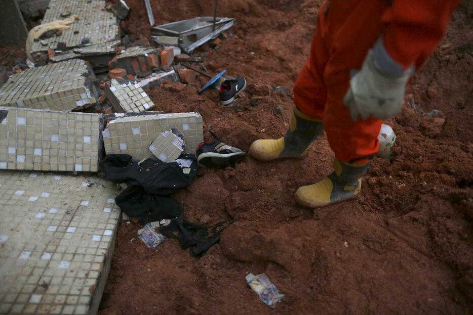 崩れた建物のそばで見つかった靴＝2015年12月20日（写真：ロイター/アフロ）