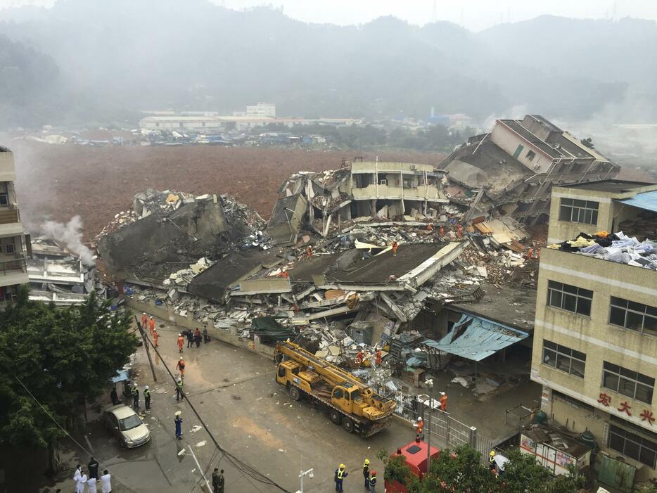 崩れた建物が衝撃の大きさを物語る＝2015年12月20日（写真：ロイター/アフロ）
