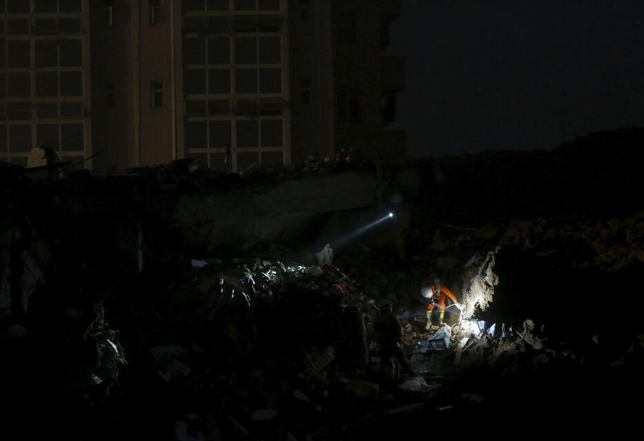 明かりを頼りに生存者を捜索。21日現在で90人超が行方不明＝2015年12月20日（写真：ロイター/アフロ）