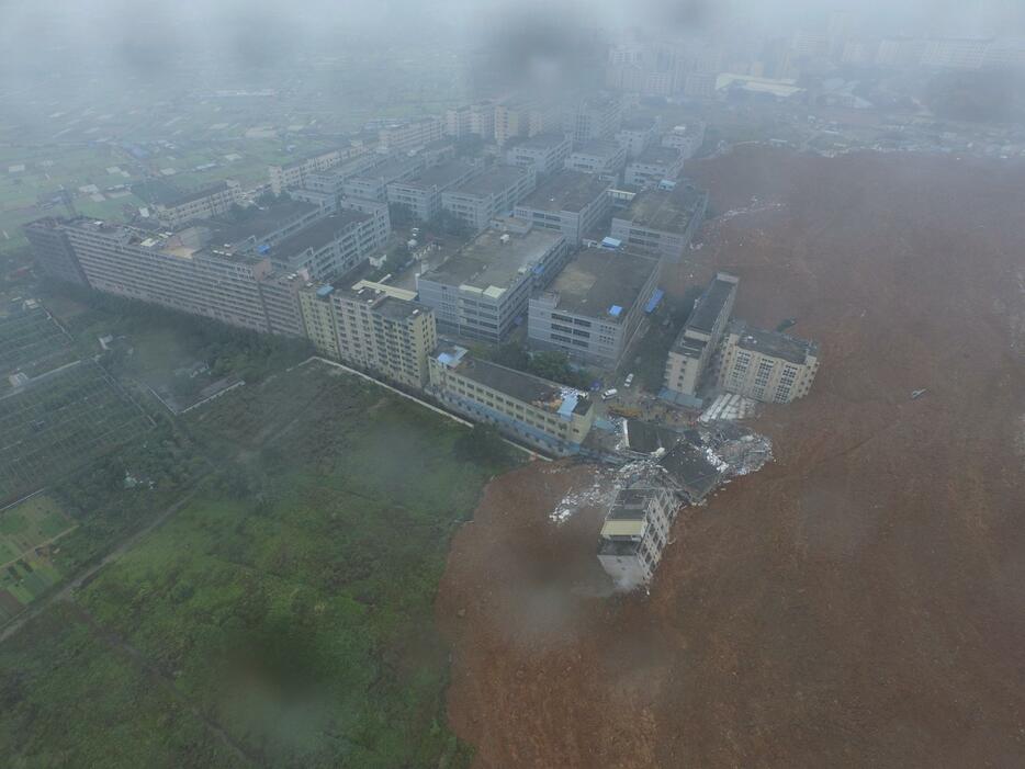 空から見た土砂崩れの現場＝2015年12月20日（写真：ロイター/アフロ）