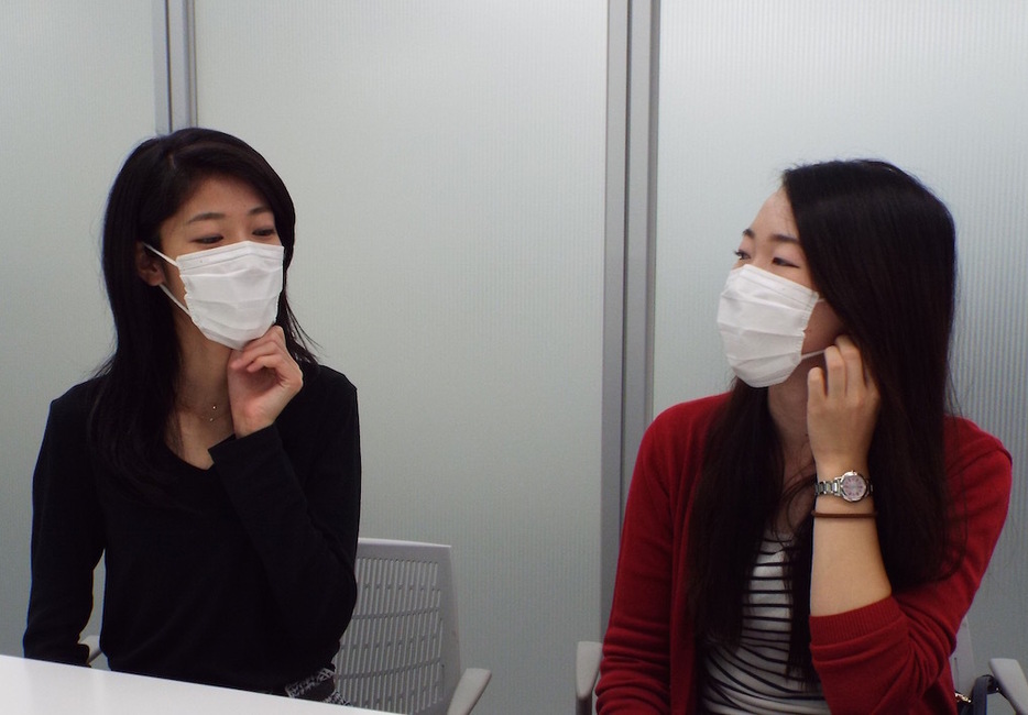 機能性の観点からマスクを常用している、仙台市の村上奈月さん（右）と小野寺真子さん（左）（中野宏一撮影）