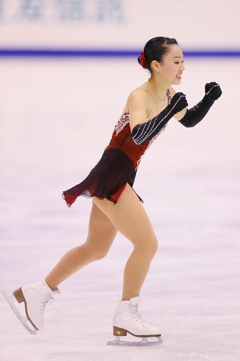 演技終了後には初々しいガッツポーズが飛び出した（写真：長田洋平/アフロスポーツ）