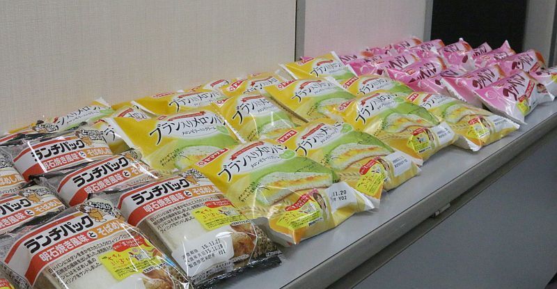 [写真]現在、関西各地のスーパーやコンビニで見かけることの多い、ちちんぷいぷいのコラボパン