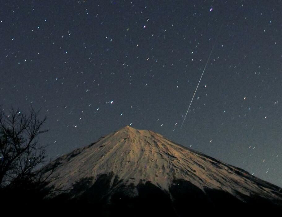 [写真]富士山上空に現れたふたご座流星群の流星（2012年12月、谷明洋撮影）