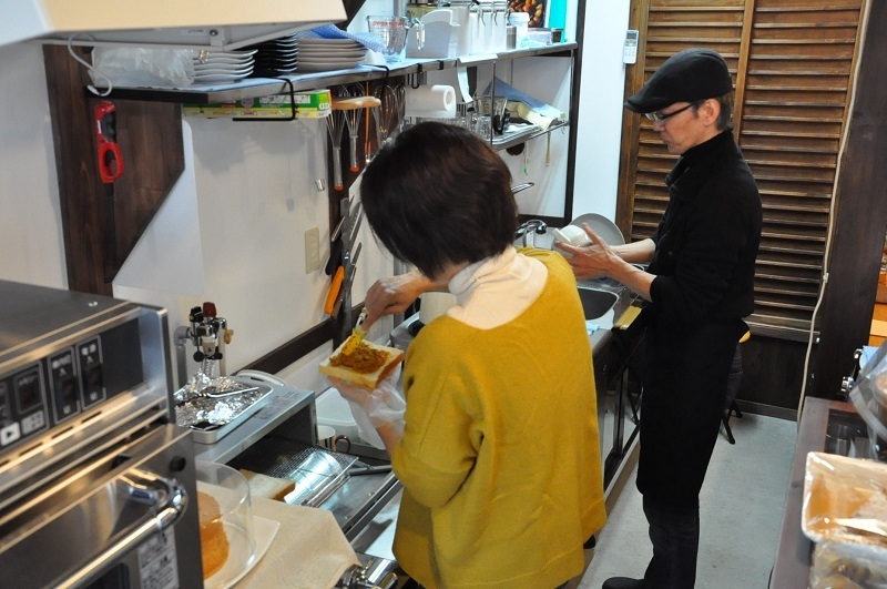 [写真]焼き菓子作り担当の熊谷英二さんと、主に接客担当の千鶴さんのふたりで店を切り盛りする