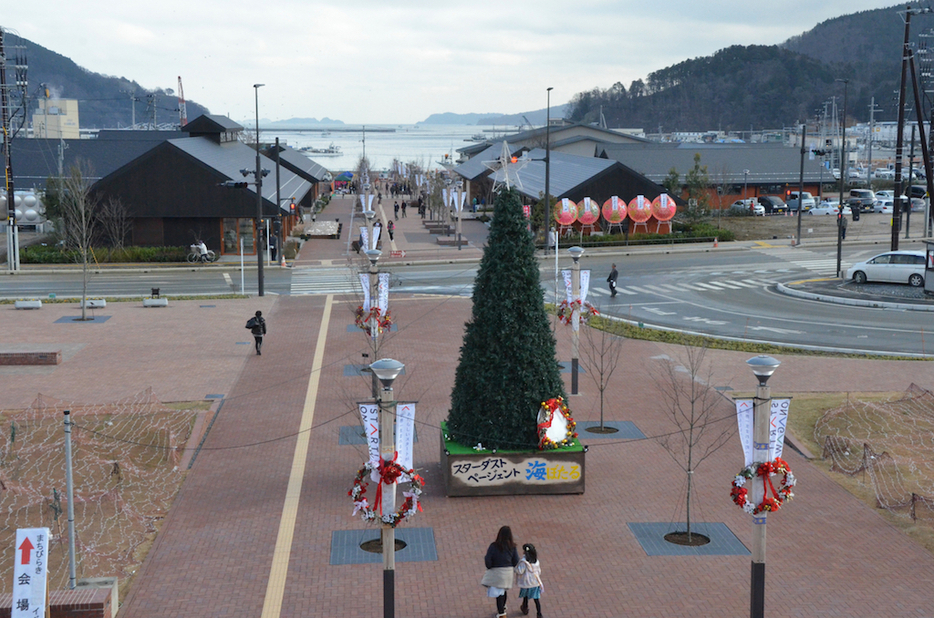 駅前に再建された商店街（JR女川駅から撮影）