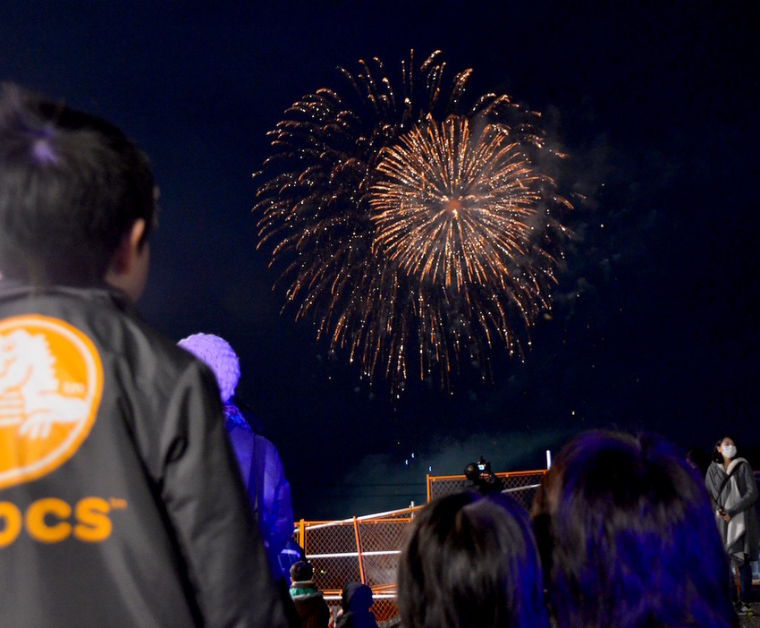 クリスマスイブの町の夜空を、2500発の花火が彩った