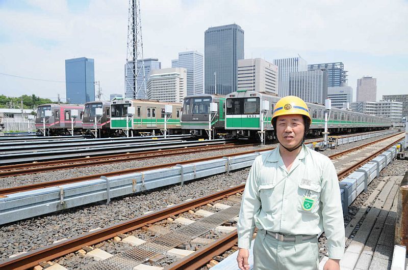 [写真]検車場を案内してくれた、責任者の太古場長