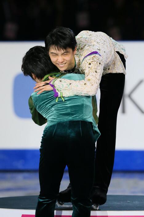 3位と健闘した宇野昌磨を抱きしめる羽生＝2015年12月12日（写真：YUTAKA/アフロスポーツ）