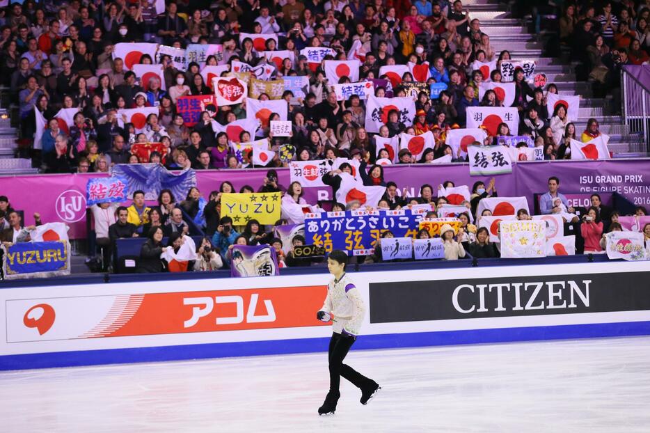 観衆からは感嘆の拍手が送られた＝2015年12月12日（写真：YUTAKA/アフロスポーツ）