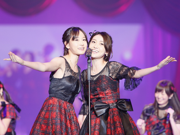 [画像]「AKB48劇場オープン10周年記念祭」のステージでセンターを務めた卒業生の前田敦子と大島優子