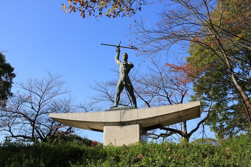 [写真]名城公園に移設された、昔の名古屋駅前のシンボル「青年の像」。「飛翔」移設の報せに何を思う…