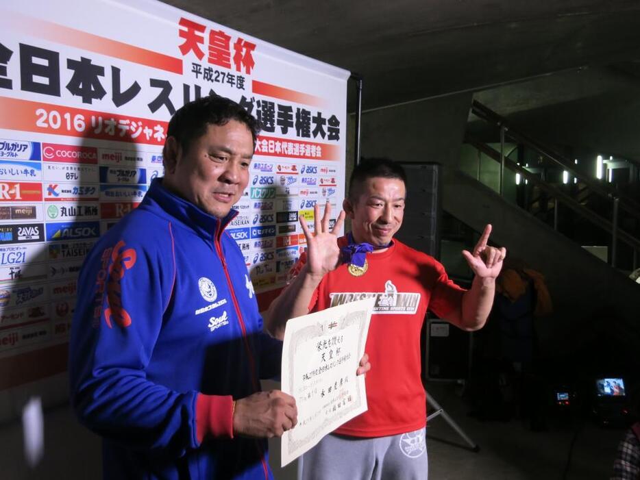 グレコ71キロ級で最年長優勝した永田克彦。左は新日本プロレスのプロレスラーである兄の裕志。