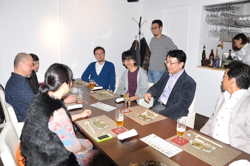 [写真]オープン前の試食会。浜口社長はコミュニケーションを重視する＝大阪市福島区福島で