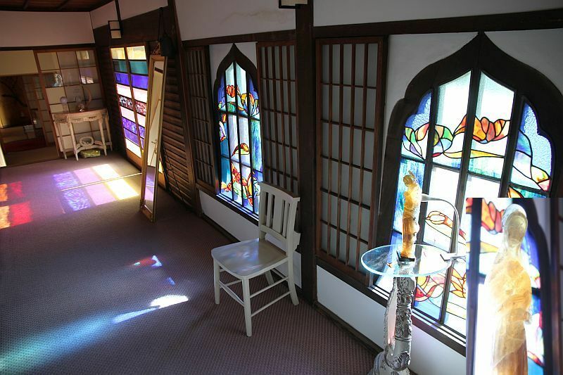 [写真]ステンドガラスから差し込む日の光で彩られる廊下。右はマリア観音の拡大写真（愛知県東海市の妙乗院で）