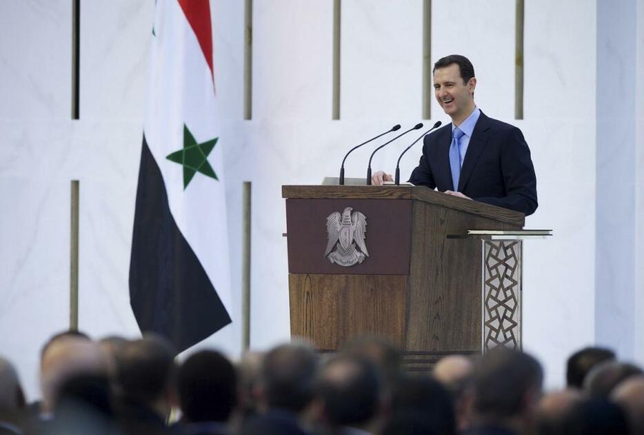 [写真]2014年、内戦下で行なわれたシリア大統領選ではアサド氏が3選され、7月には就任式が行なわれた(提供写真)（SANA/ロイター/アフロ）
