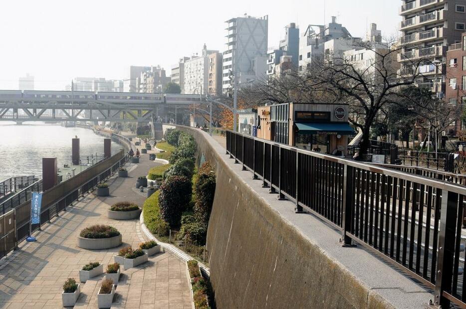 [写真]隅田川テラスの様子。右手に見えるのが、河川敷地占用許可準則の一部改正で設置が可能になったオープンカフェ