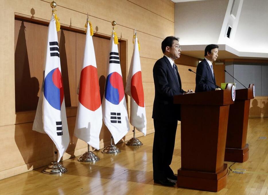 [写真]12月28日の日韓外相会談の後、合意内容について共同会見する岸田外相（左）と韓国・尹外相（Lee Jae-Won/アフロ）
