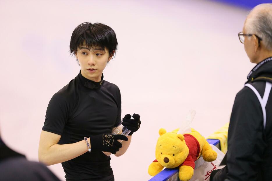 公式練習では、そばにクマのぬいぐるみ＝2015年12月10日（写真：YUTAKA/アフロスポーツ）