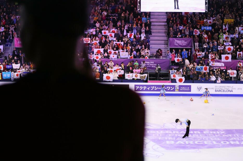 演技を終えた羽生に大きな声援が降り注いだ＝2015年12月10日（写真：YUTAKA/アフロスポーツ）