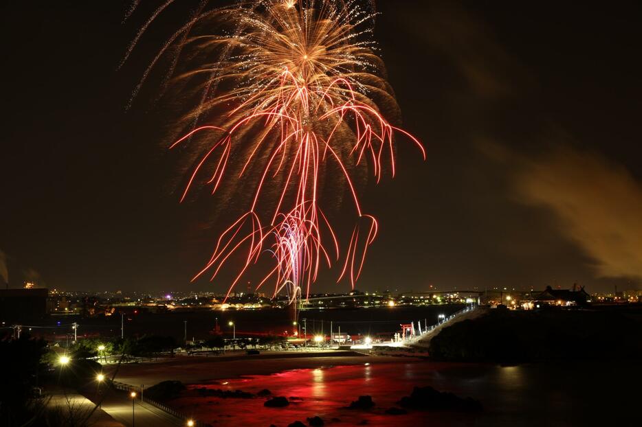 花火で新年を祝う恒例の年越しイベント＝2013年1月3日（写真：山本敏夫）