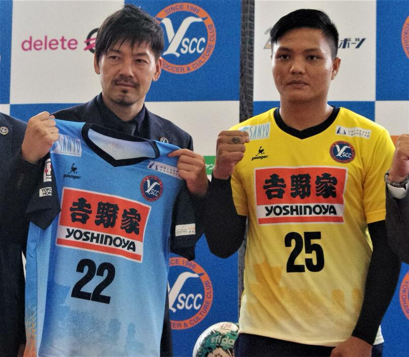 フットサルFリーグのY.S.C.C.横浜とプロ契約を結んだ松井大輔(左）とミャンマー代表として来日中に難民認定を申請したGKピエ・リアン・アウン(右）
