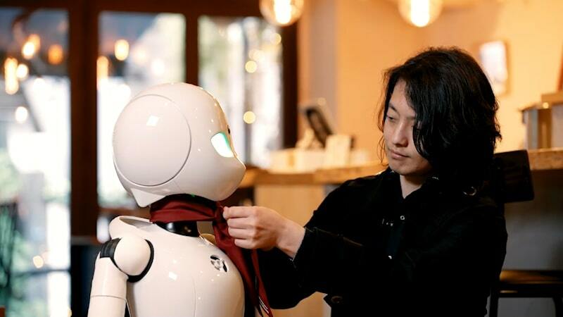 分身ロボット「OriHime-D」と開発者の吉藤オリィさん