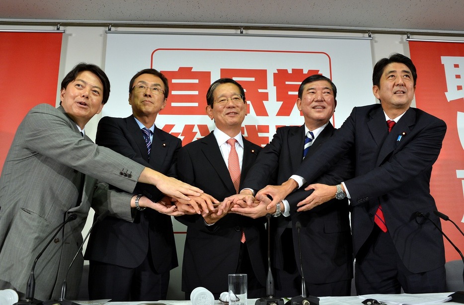 [写真]5人が立候補した2012年の総裁選。決選投票の末、安倍氏が勝利（写真：Natsuki Sakai／アフロ）