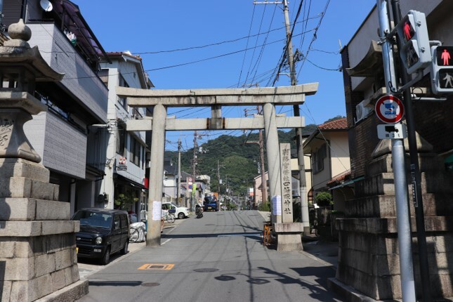 撤去前の旧一の鳥居（四條畷神社提供）