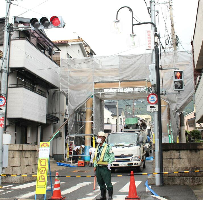 再建工事の様子。周囲は住宅もあるためクレーンを使って慎重に工事は行われていた