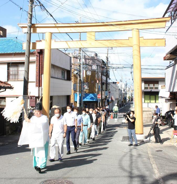 [写真]大阪北部地震で破損した一の鳥居が地元大工らの手により3年ぶりに復活。竣工式が行われた＝19日午前、大阪府四條畷市で