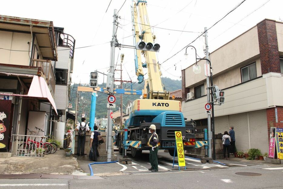 再建工事の様子。周囲は住宅もあるためクレーンを使って慎重に工事は行われていた