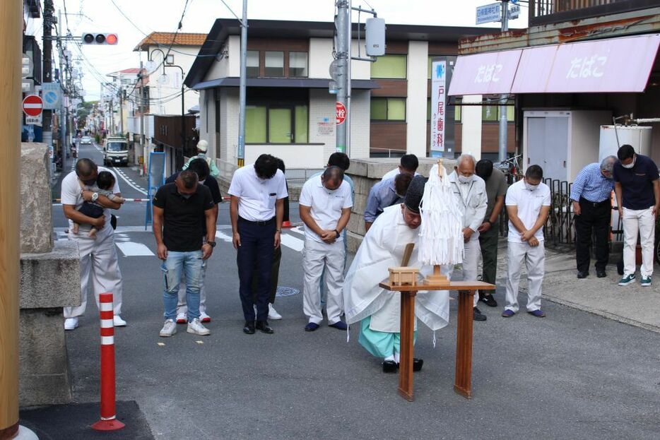 四條畷神社一の鳥居の竣工（しゅんこう）式の様子