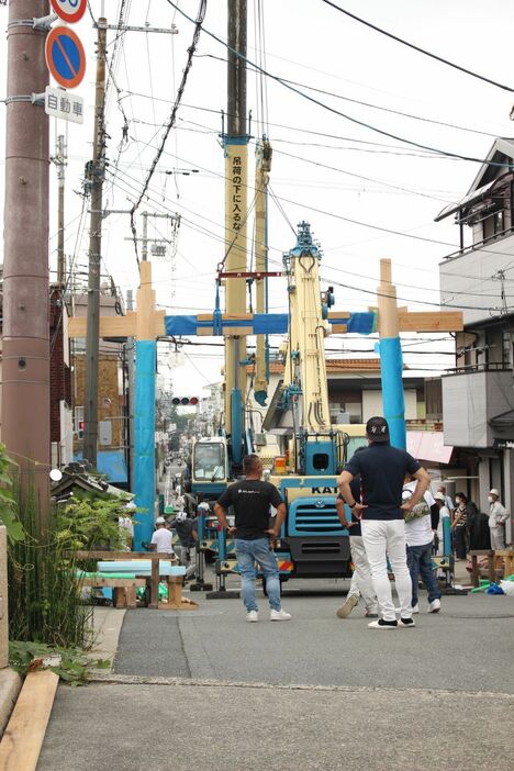 [写真]一の鳥居再建工事中の様子