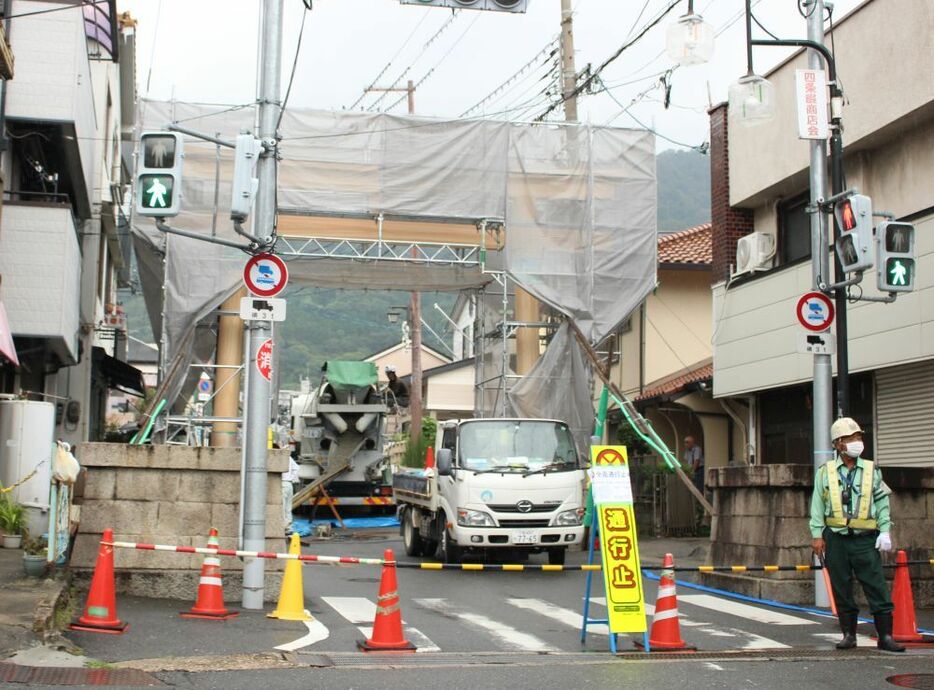 [写真]一の鳥居再建工事中の様子