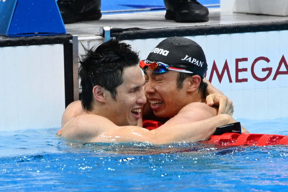 パラ五輪100mバタフライ（視覚障がいS11）で金メダルを獲得した木村敬一（左）は友でありライバルの銀メダル富田宇宙と抱き合う( 写真：松尾/アフロスポーツ)