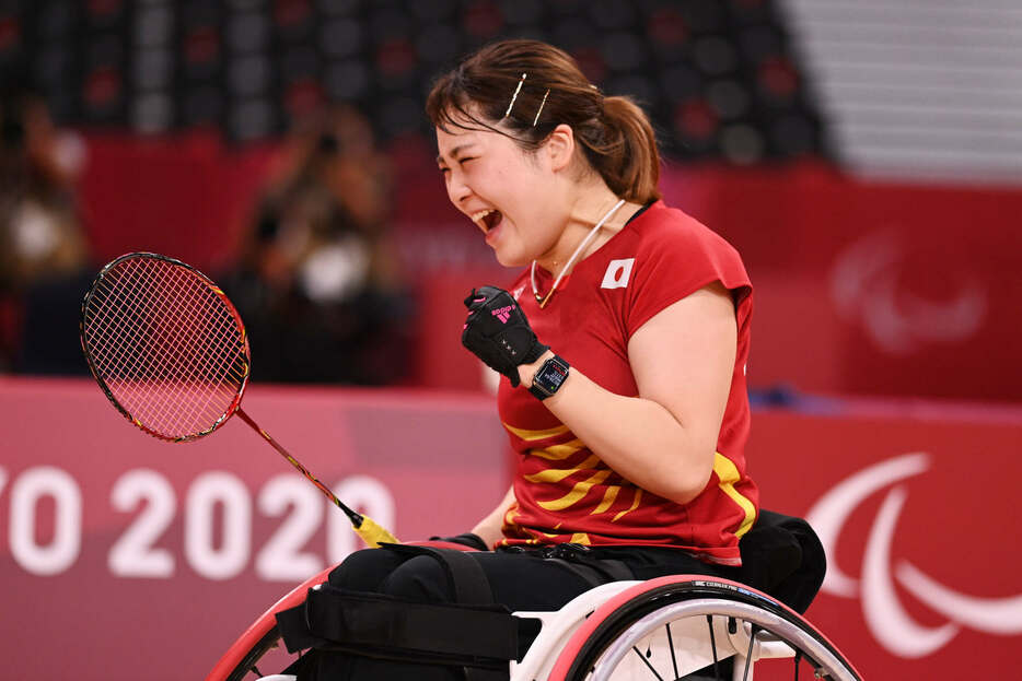 東京パラ五輪から新種目となったバドミントンの女子シングルス（車いすWH1）で里見紗李奈が初代金メダリストに輝いた。1セットを落としてからの逆転勝利だった（写真：松尾/アフロスポーツ）