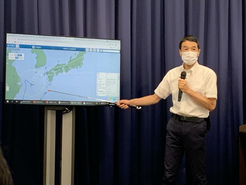 台風14号について解説する気象庁の岸本賢司主任予報官