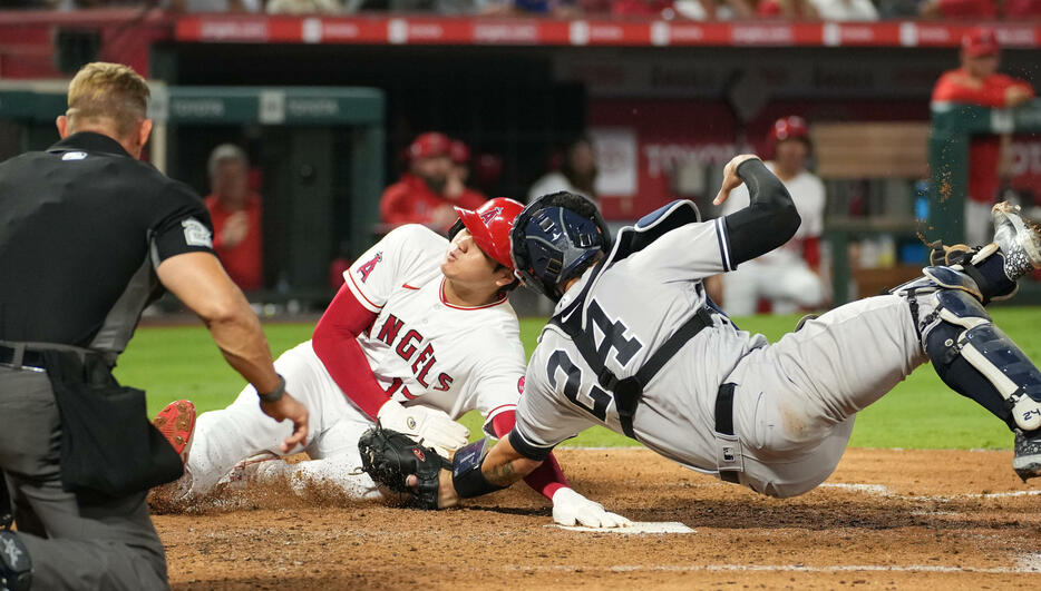 大谷翔平がヤンキース相手にメジャー初となるホームスチールに成功。左手がタッチをすり抜ける“神スライでイング”だった(写真・日刊スポーツ／アフロ）