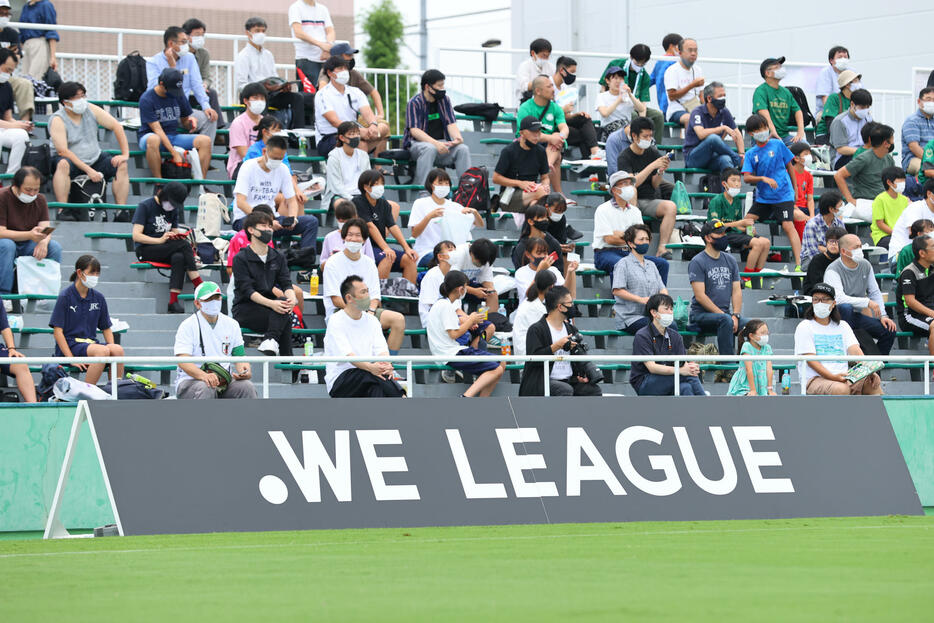 観客を入れてWEリーグが11チームで開幕。東西で全5試合が開催された（写真：長田洋平/アフロスポーツ）